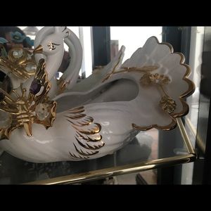Swan song 🎶 Beautiful porcelain w 24 k gold trim